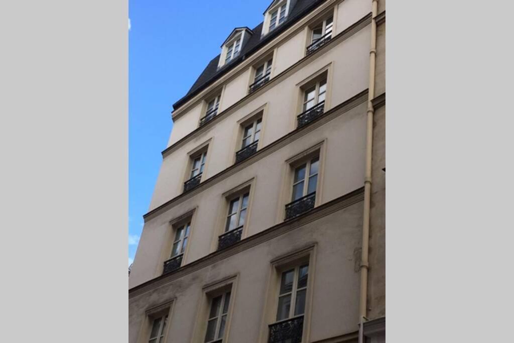 French Typical Apartment Paris Exterior photo